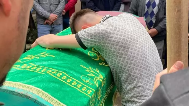 Eşi tarafından öldürülen kadın bayram günü defnedildi! Oğlunun vedası yürek yaktı Eşi tarafından öldürülen kadın bayram günü defnedildi! Oğlunun vedası yürek yaktı