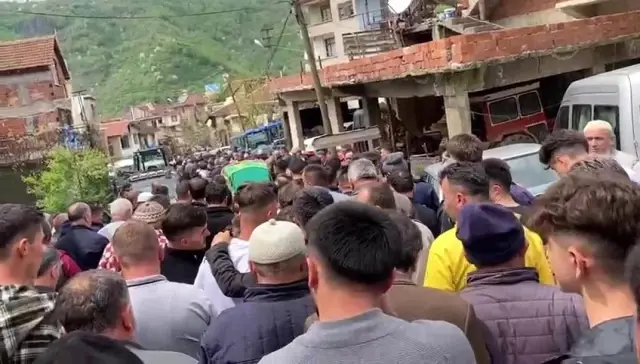 Eşi tarafından öldürülen kadın bayram günü defnedildi! Oğlunun vedası yürek yaktı Eşi tarafından öldürülen kadın bayram günü defnedildi! Oğlunun vedası yürek yaktı