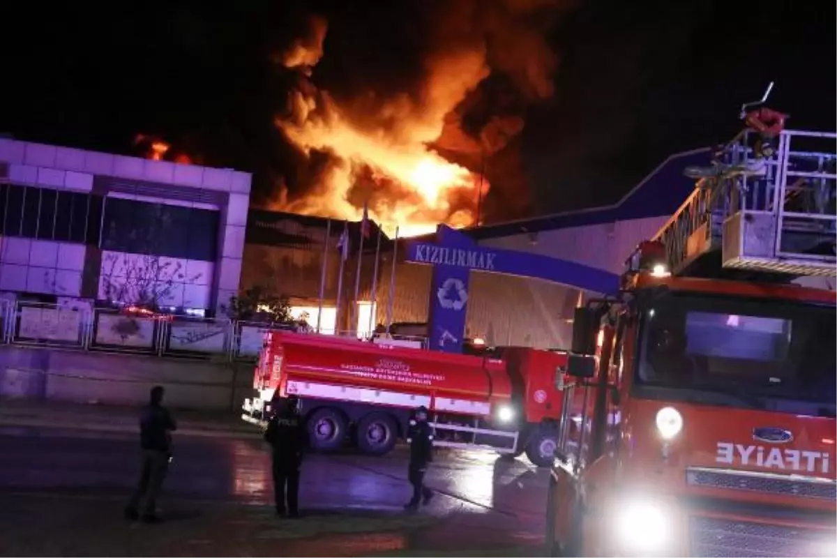 Gaziantep'te geri dönüşüm fabrikasında yangın çıktı! Çok sayıda ekip bölgeye sevk edildi