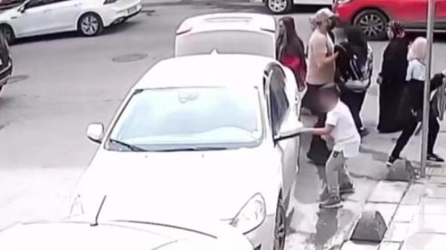 Hayretle izleyeceksiniz! Akıllara zarar bir yöntemle küçük çocuğa böyle hırsızlık yaptırdılar