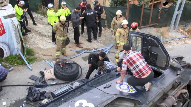 İki polisin içinde olduğu zırhlı ekip aracı 3 metre yükseklikten alt yola düştü İki polisin içinde olduğu zırhlı ekip aracı 3 metre yükseklikten alt yola düştü