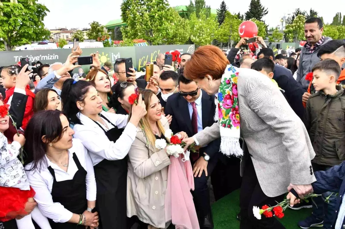 Akşener: Cenabıhak, Gelecek Yıl Bu Bayram Sofrasını Türkiye'nin Her Evinde Kurmayı Bize Nasip Etsin
