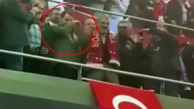 Trabzonspor'un şampiyonluğunu sevinçle karşılayan Berat Albayrak gözyaşlarını tutamadı Trabzonspor'un şampiyonluğunu sevinçle karşılayan Berat Albayrak gözyaşlarını tutamadı