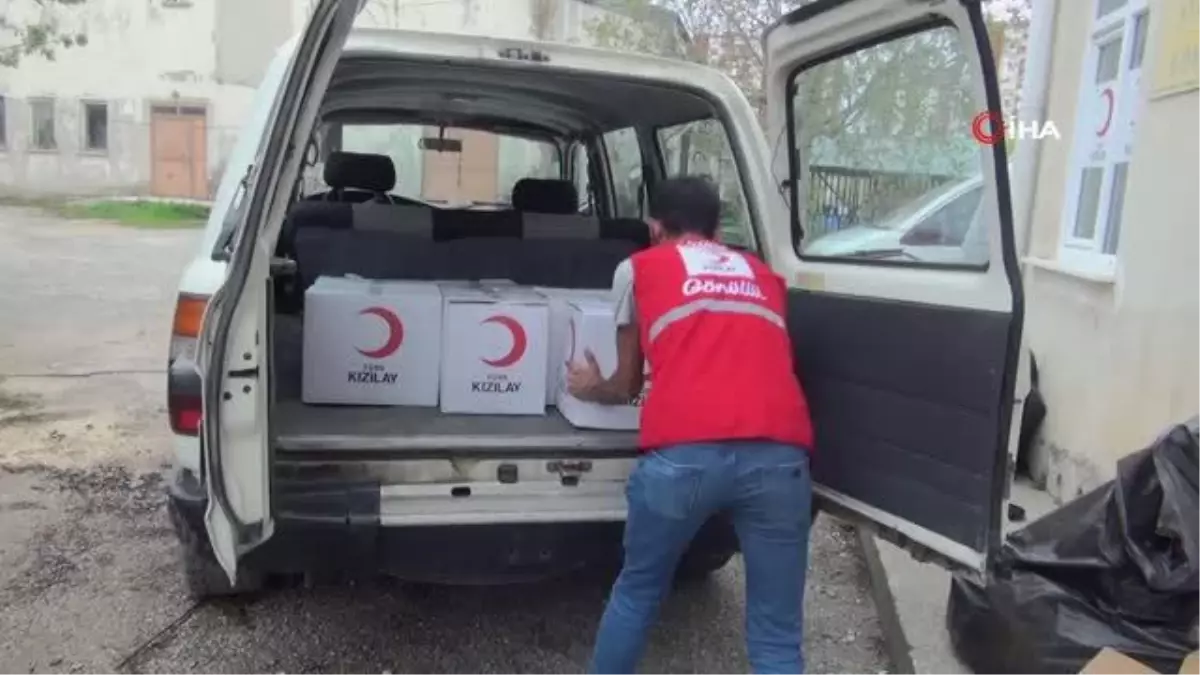 Yangınzede çocukların bayramda yüzlerini güldürdüler