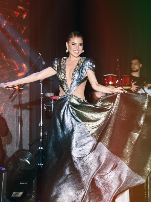 49'luk Gülben Ergen'in derin sırt dekolteli sahne elbisesini görenler gözlerini alamadı