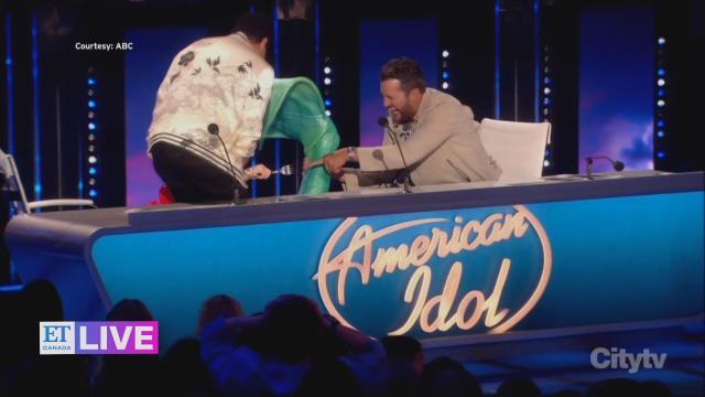 Deniz kızı kostümü giyen Katy Perry, canlı yayında düştü Deniz kızı kostümü giyen Katy Perry, canlı yayında düştü