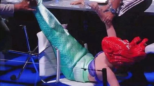 Deniz kızı kostümü giyen Katy Perry, canlı yayında düştü Deniz kızı kostümü giyen Katy Perry, canlı yayında düştü