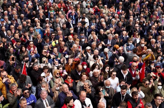 Dikkat çeken kare! İmamoğlu, Rize'de halkı selamlarken Cumhurbaşkanı Erdoğan'ın posteri kadraja girdi