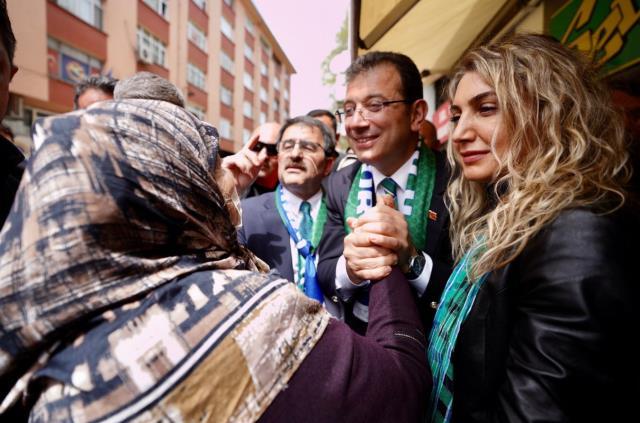 Dikkat çeken kare! İmamoğlu, Rize'de halkı selamlarken Cumhurbaşkanı Erdoğan'ın posteri kadraja girdi