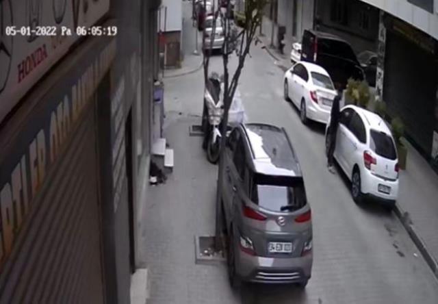 İstanbul'da akıl almaz olay kamerada: Cam parçasıyla onlarca aracı çizdi