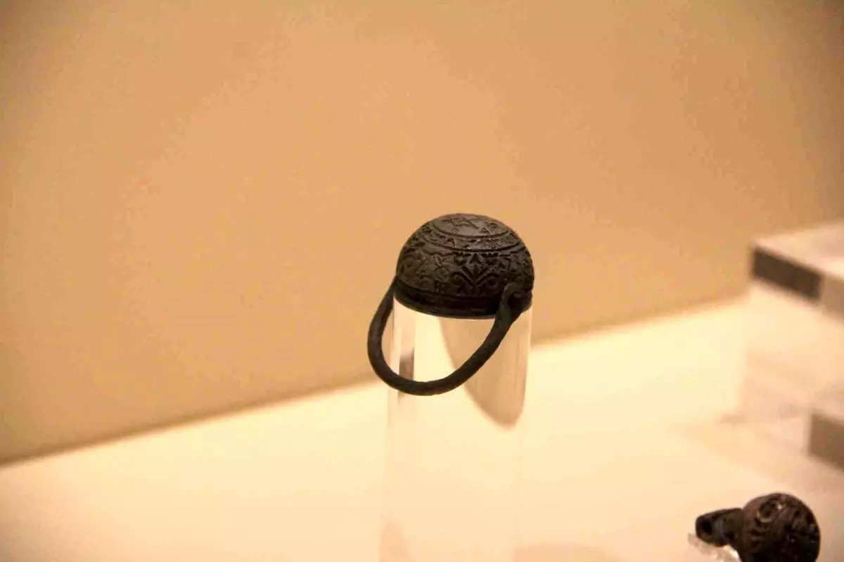 Krem kutusunda yurt dışına kaçırılmak üzereydi! Dünyada 3 tane bulunan Hitit mührü sergilenmeye başladı