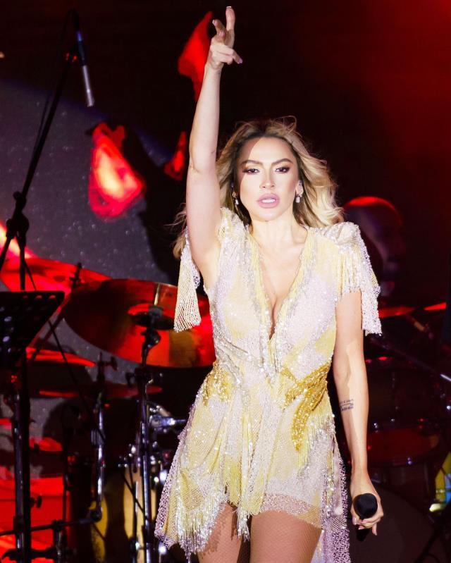 Mehmet Dinçerler ile sessiz sedasız evlenen Hadise, ilk kez konuştu: Eşim bana kraliçeler gibi bakıyor Mehmet Dinçerler ile sessiz sedasız evlenen Hadise, ilk kez konuştu: Eşim bana kraliçeler gibi bakıyor