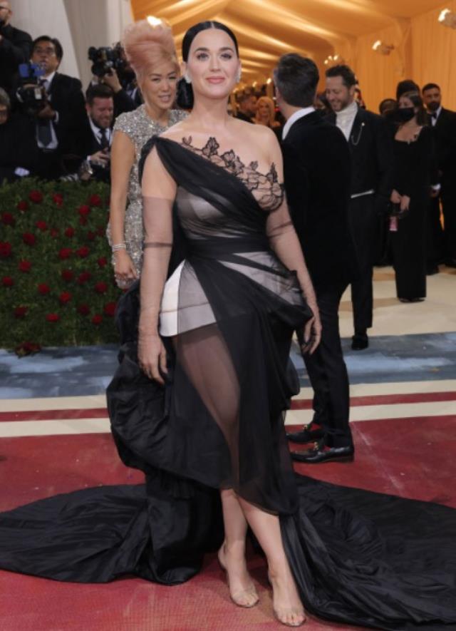 Met Gala'da şıklık yarışı! Gelinlikle katılan da oldu avizeyi andıran elbiseyle de Met Gala'da şıklık yarışı! Gelinlikle katılan da oldu avizeyi andıran elbiseyle de