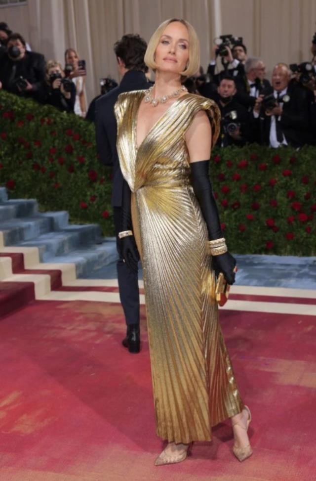 Met Gala'da şıklık yarışı! Gelinlikle katılan da oldu avizeyi andıran elbiseyle de Met Gala'da şıklık yarışı! Gelinlikle katılan da oldu avizeyi andıran elbiseyle de