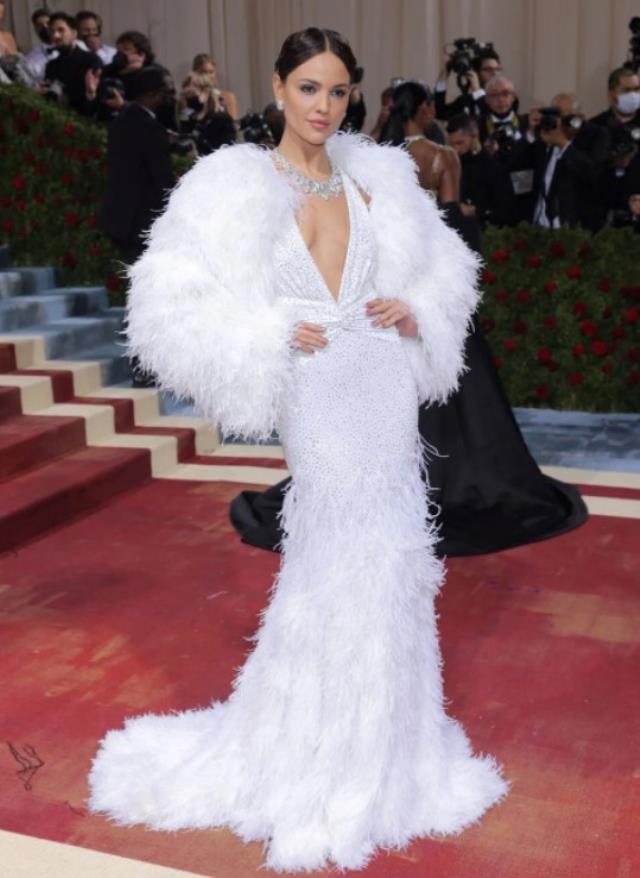 Met Gala'da şıklık yarışı! Gelinlikle katılan da oldu avizeyi andıran elbiseyle de Met Gala'da şıklık yarışı! Gelinlikle katılan da oldu avizeyi andıran elbiseyle de