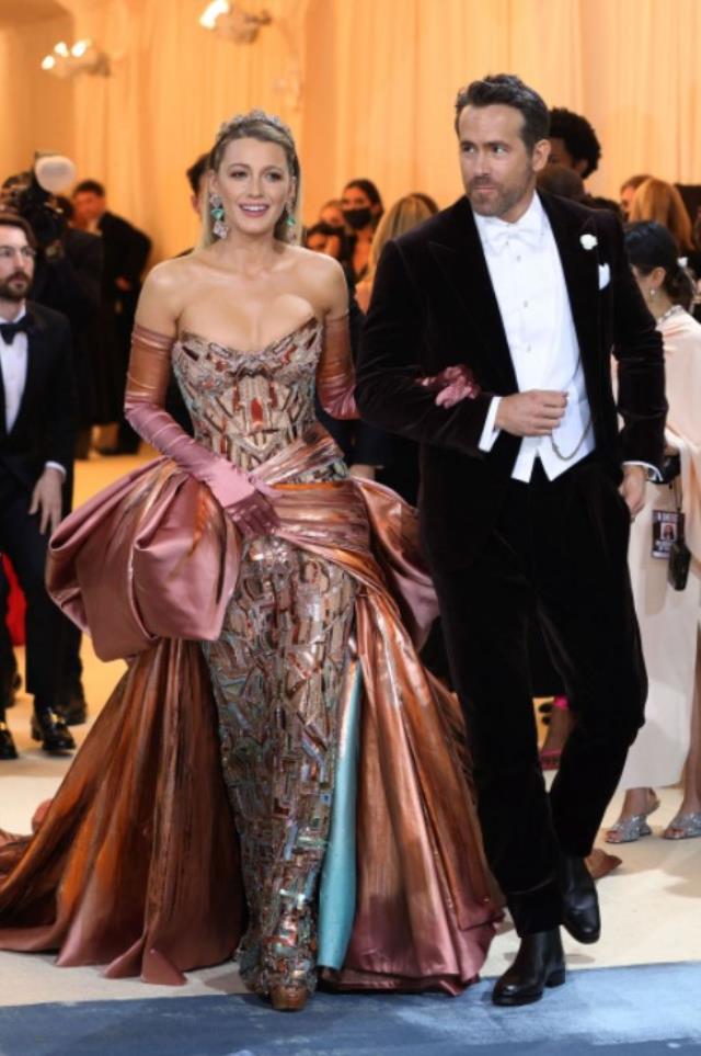 Met Gala'da şıklık yarışı! Gelinlikle katılan da oldu avizeyi andıran elbiseyle de Met Gala'da şıklık yarışı! Gelinlikle katılan da oldu avizeyi andıran elbiseyle de