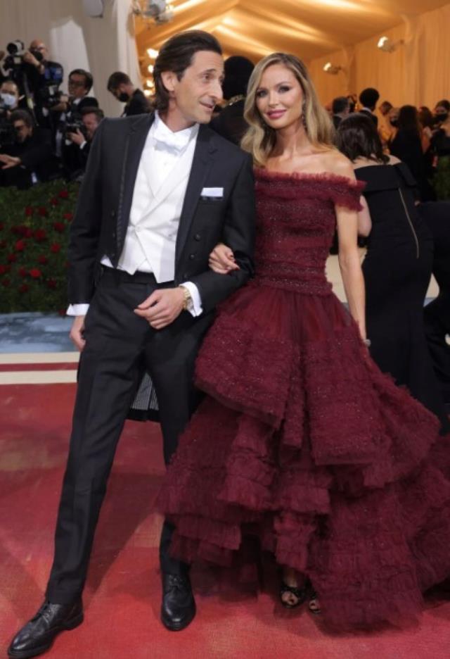 Met Gala'da şıklık yarışı! Gelinlikle katılan da oldu avizeyi andıran elbiseyle de Met Gala'da şıklık yarışı! Gelinlikle katılan da oldu avizeyi andıran elbiseyle de