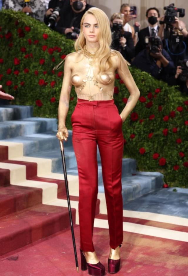 Met Gala'da şıklık yarışı! Gelinlikle katılan da oldu avizeyi andıran elbiseyle de Met Gala'da şıklık yarışı! Gelinlikle katılan da oldu avizeyi andıran elbiseyle de