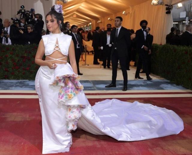 Met Gala'da şıklık yarışı! Gelinlikle katılan da oldu avizeyi andıran elbiseyle de Met Gala'da şıklık yarışı! Gelinlikle katılan da oldu avizeyi andıran elbiseyle de