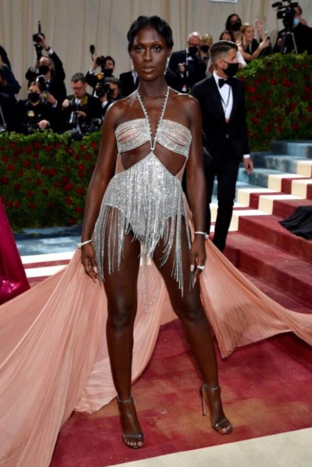 Met Gala'da şıklık yarışı! Gelinlikle katılan da oldu avizeyi andıran elbiseyle de Met Gala'da şıklık yarışı! Gelinlikle katılan da oldu avizeyi andıran elbiseyle de
