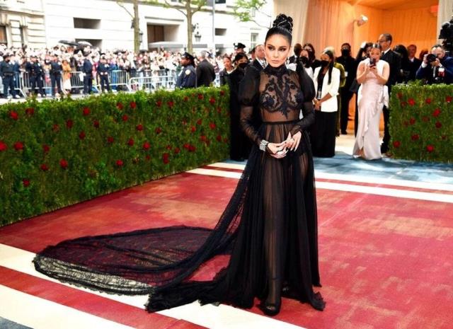Met Gala'da şıklık yarışı! Gelinlikle katılan da oldu avizeyi andıran elbiseyle de Met Gala'da şıklık yarışı! Gelinlikle katılan da oldu avizeyi andıran elbiseyle de
