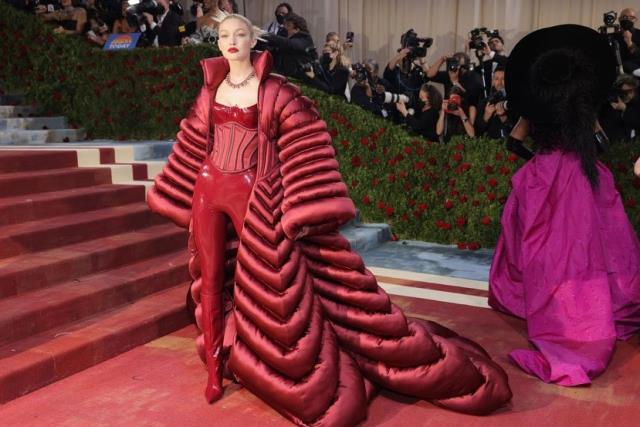 Met Gala'da şıklık yarışı! Gelinlikle katılan da oldu avizeyi andıran elbiseyle de Met Gala'da şıklık yarışı! Gelinlikle katılan da oldu avizeyi andıran elbiseyle de