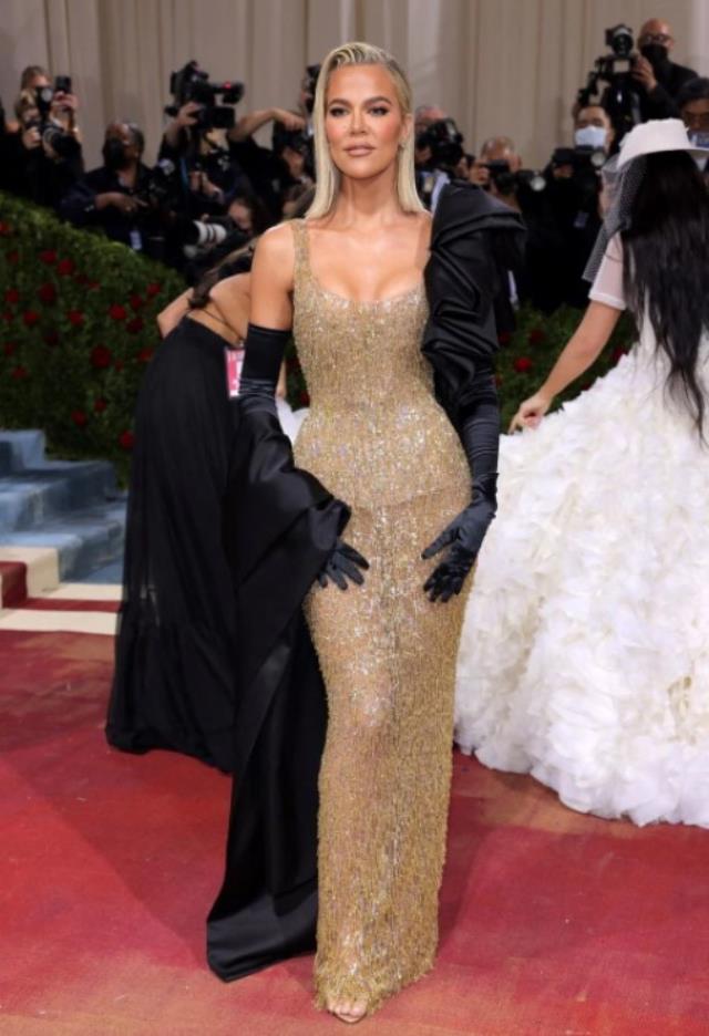 Met Gala'da şıklık yarışı! Gelinlikle katılan da oldu avizeyi andıran elbiseyle de Met Gala'da şıklık yarışı! Gelinlikle katılan da oldu avizeyi andıran elbiseyle de