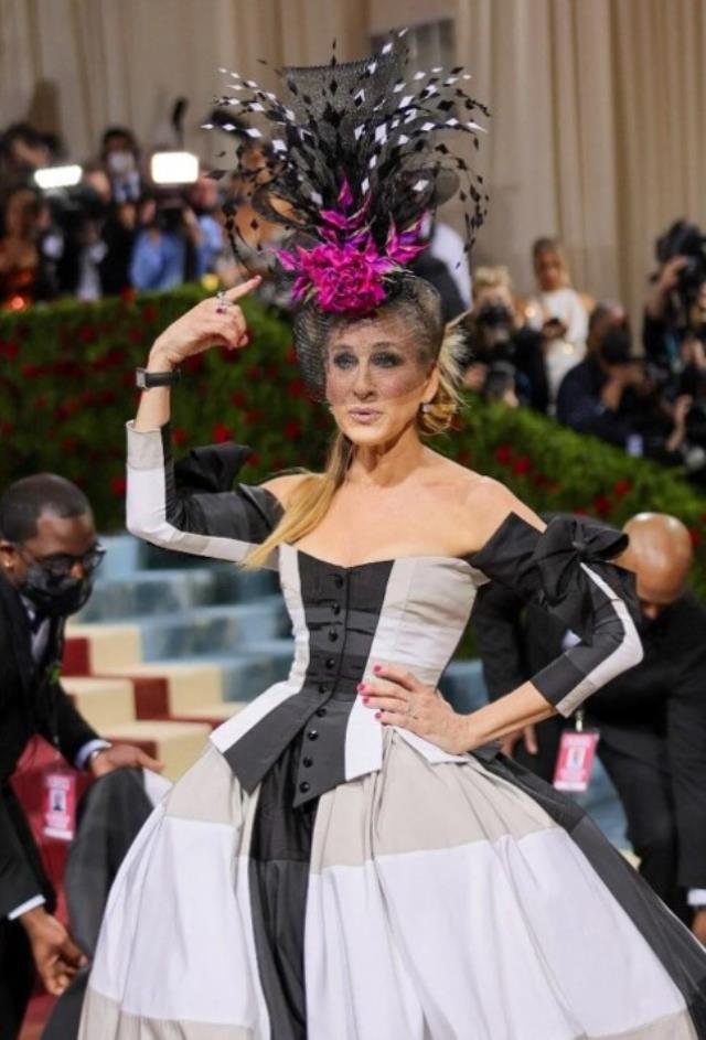 Met Gala'da şıklık yarışı! Gelinlikle katılan da oldu avizeyi andıran elbiseyle de Met Gala'da şıklık yarışı! Gelinlikle katılan da oldu avizeyi andıran elbiseyle de