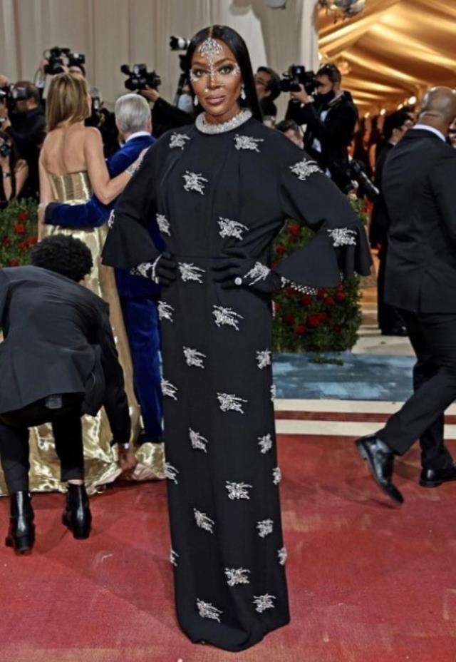 Met Gala'da şıklık yarışı! Gelinlikle katılan da oldu avizeyi andıran elbiseyle de Met Gala'da şıklık yarışı! Gelinlikle katılan da oldu avizeyi andıran elbiseyle de