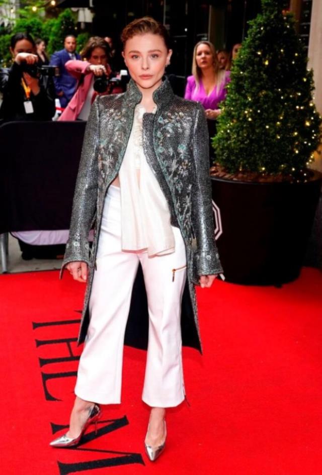 Met Gala'da şıklık yarışı! Gelinlikle katılan da oldu avizeyi andıran elbiseyle de Met Gala'da şıklık yarışı! Gelinlikle katılan da oldu avizeyi andıran elbiseyle de
