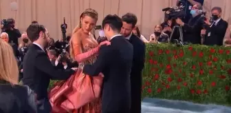 Oyuncu Blake Lively, Met Gala'da şov yaptı! Elbisenin üstünden bir elbise daha çıktı