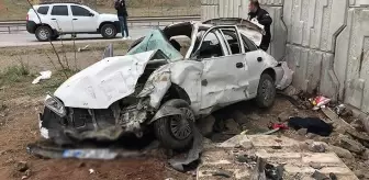 Sivas'ta duvara çarpan otomobildeki 2 kişi öldü, 4 kişi yaralandı