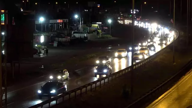 Tatilciler yola erken çıktı! 43 ilin geçiş güzergahı Kırıkkale'de trafik yoğunluğu oluştu Tatilciler yola erken çıktı! 43 ilin geçiş güzergahı Kırıkkale'de trafik yoğunluğu oluştu