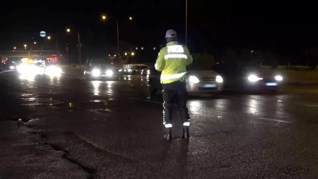 Tatilciler yola erken çıktı! 43 ilin geçiş güzergahı Kırıkkale'de trafik yoğunluğu oluştu Tatilciler yola erken çıktı! 43 ilin geçiş güzergahı Kırıkkale'de trafik yoğunluğu oluştu