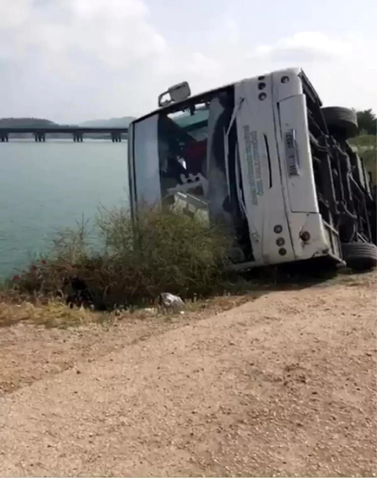 Özel halk otobüsü yolun çökmesi sonucu göle devrildi