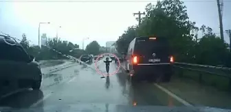 Ani manevrada aracın kapısı açıldı, çocuk yola düştü! Yürekleri ağza getiren anlar kamerada