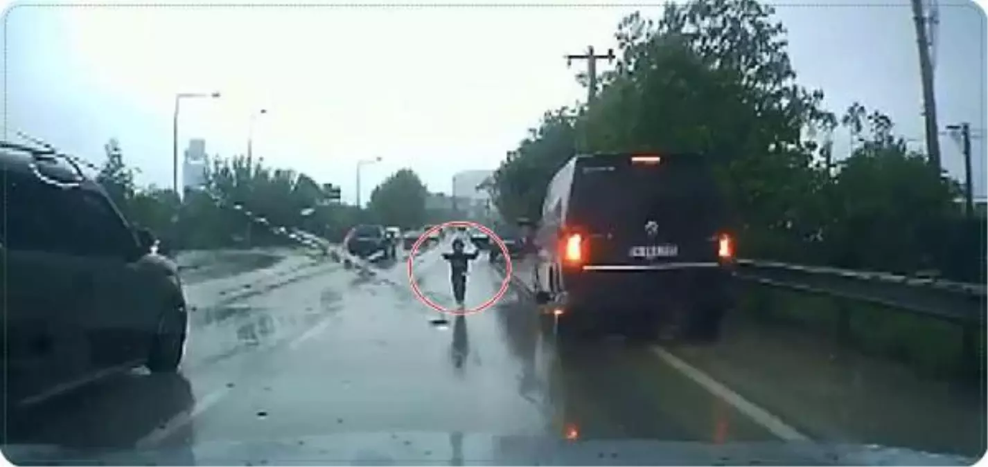 Ani manevrada aracın kapısı açıldı, çocuk yola düştü! Yürekleri ağza getiren anlar kamerada