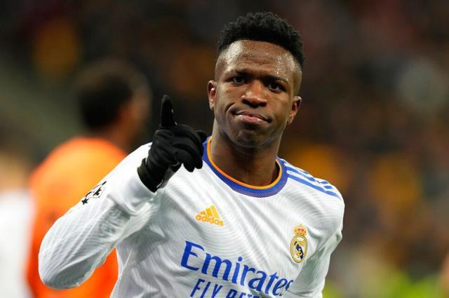 Dev maçı anlatan Ertem Şener, canlı yayında yaptığı benzetmeyle dalga konusu oldu Dev maçı anlatan Ertem Şener, canlı yayında yaptığı benzetmeyle dalga konusu oldu