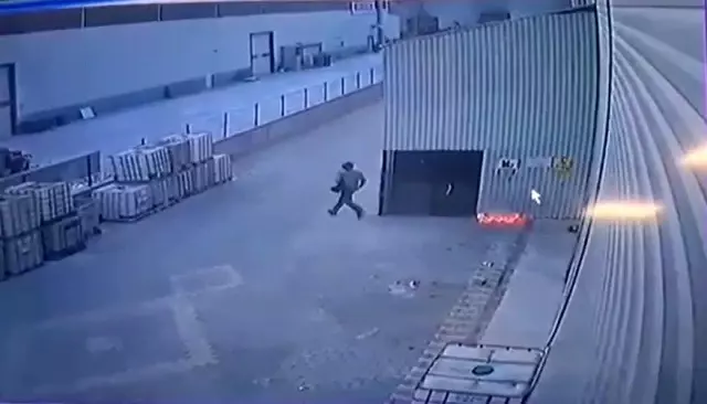 Fabrikadaki kundaklama ve patlama anı kamerada Fabrikadaki kundaklama ve patlama anı kamerada