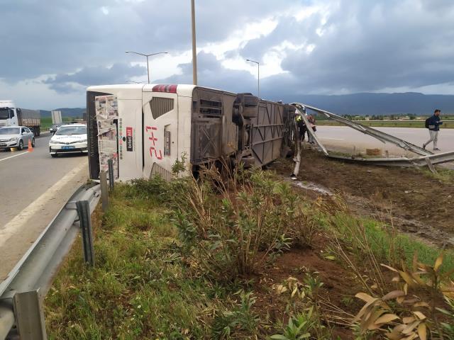Gaziantep'te yolcu otobüsü ile tır çarpıştı: 14 yaralı Gaziantep'te yolcu otobüsü ile tır çarpıştı: 14 yaralı