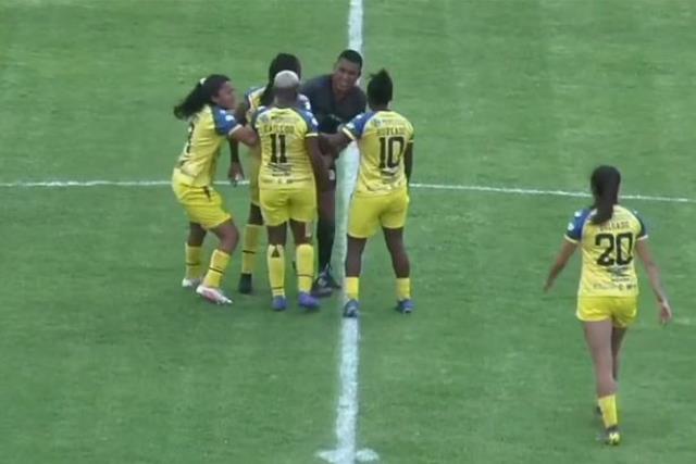 Sinirden gözü dönen kadın futbolcu, erkek hakemin cinsel organını acımasızca tekmeledi