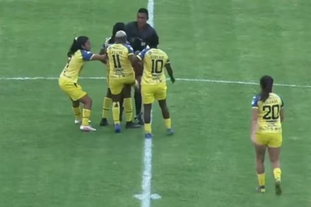 Sinirden gözü dönen kadın futbolcu, erkek hakemin cinsel organını acımasızca tekmeledi