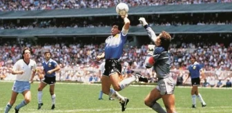 Tarihe geçti! Maradona'nın 'Tanrı'nın eli' golünü atarken giydiği forma rekor fiyata satıldı