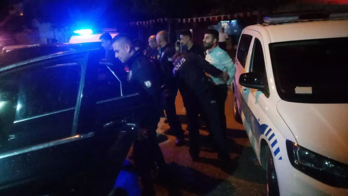 Adana'da otomobille polisten kaçmaya çalışan 2 şüpheli kaza yapınca yakalandı