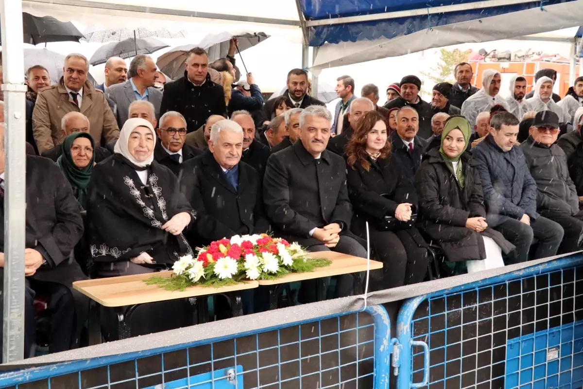 Binali Yıldırım ve ailesi tarafından yaptırılan camii ve külliyenin temel atma töreni kar yağışı altında gerçekleşti