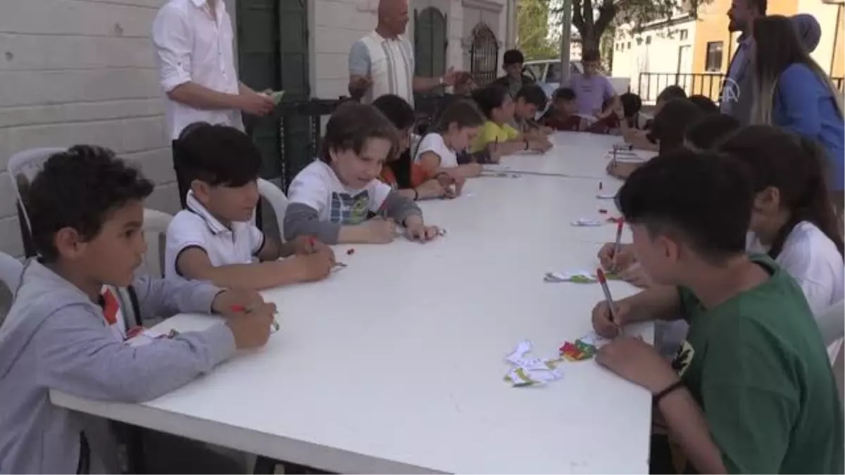 Balıkesir'in ilçelerinde çocuklara gölge oyununun inceliklerini öğretiyor