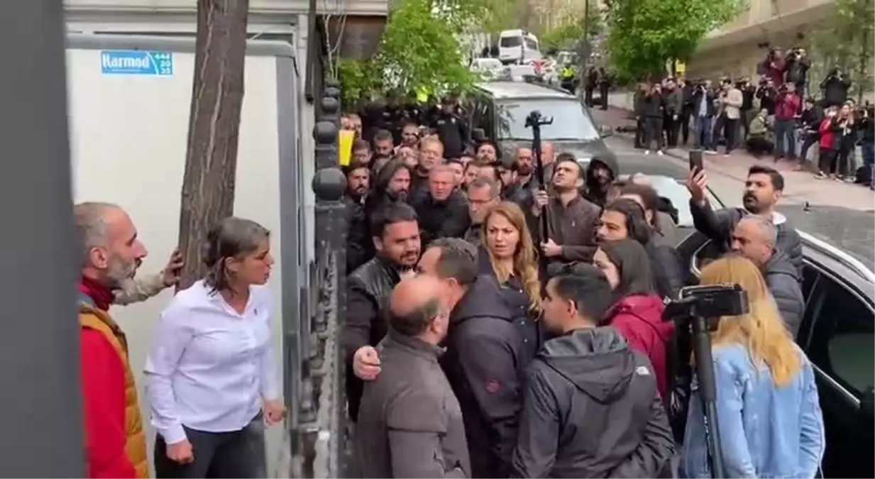 Bir Kişinin, Hdp'li Başaran'a Yönelik 'Çivilerim Seni' Sözlerine CHP'li Özel'den Tepki: 'Kabul Edilemez'