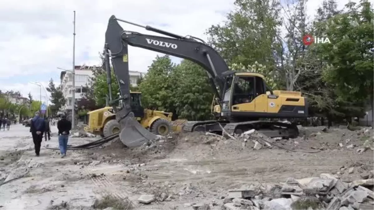 Burdur Belediyesinin kestiği yarım asırlık çam ağaçları için zincirli eylem