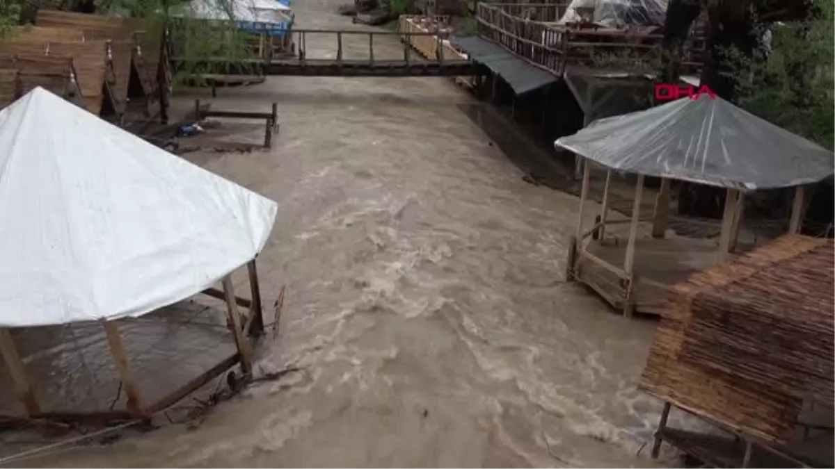 IHLARA VADİSİNDE HEYELAN; 2 DEV KAYA PARÇASI KÖY YOLUNA DÜŞTÜ, EVLERİ SU BASTI