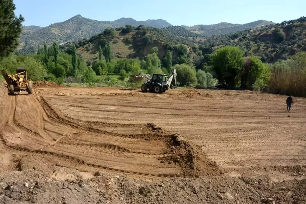 Köşklü gençler için sentetik halı saha çalışmaları başladı